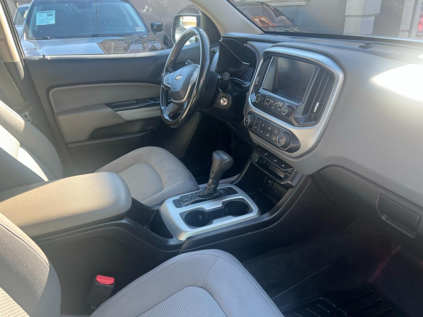 2015 SILVER /Gray Chevrolet Colorado LT CREW CAB 4WD Short Box (1GCGTBE36F1) with an 3.6L V6 DOHC 24V GAS engine, 6 SPEED AUTOMATIC transmission, located at 1018 Brunswick Ave, Trenton, NJ, 08638, (609) 989-0900, 40.240086, -74.748085 - A real nice Chevy Colorado Pick up Crew Cab!! All serviced up and ready for the road! Financing available - Photo#23